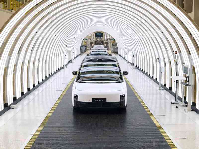 理想汽车2025年业绩显著承压,主营业务面临调整挑战。 汽车科技 理想汽车2025年业绩显著承压,主营业务面临调整挑战。 汽车科技