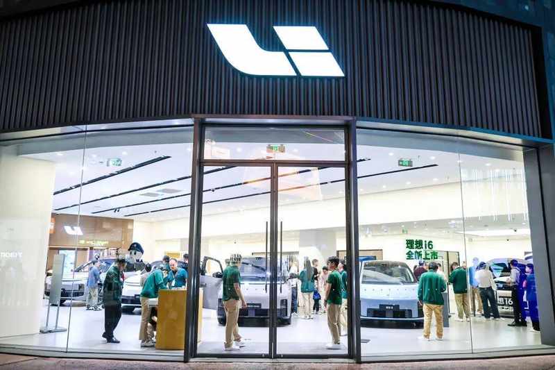 理想汽车2025年业绩显著承压,主营业务面临调整挑战。 汽车科技 理想汽车2025年业绩显著承压,主营业务面临调整挑战。 汽车科技