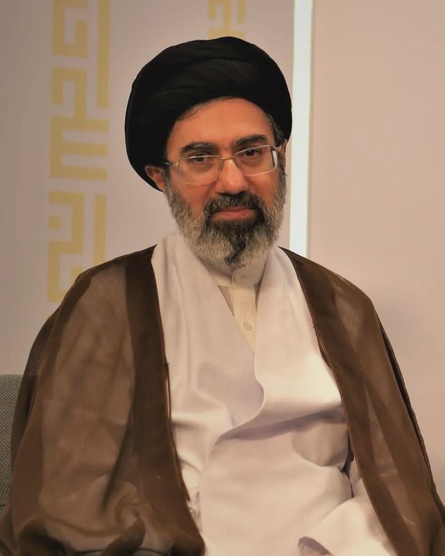 死里逃生细节曝光;新最高领袖外出瞬间,导弹摧毁住所,伤情引关注。 新闻