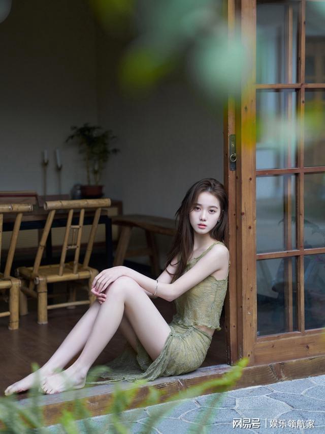  从专业角度拆解“纯欲美学”：主持人李瑜居家写真的视觉语言密码 文化旅游