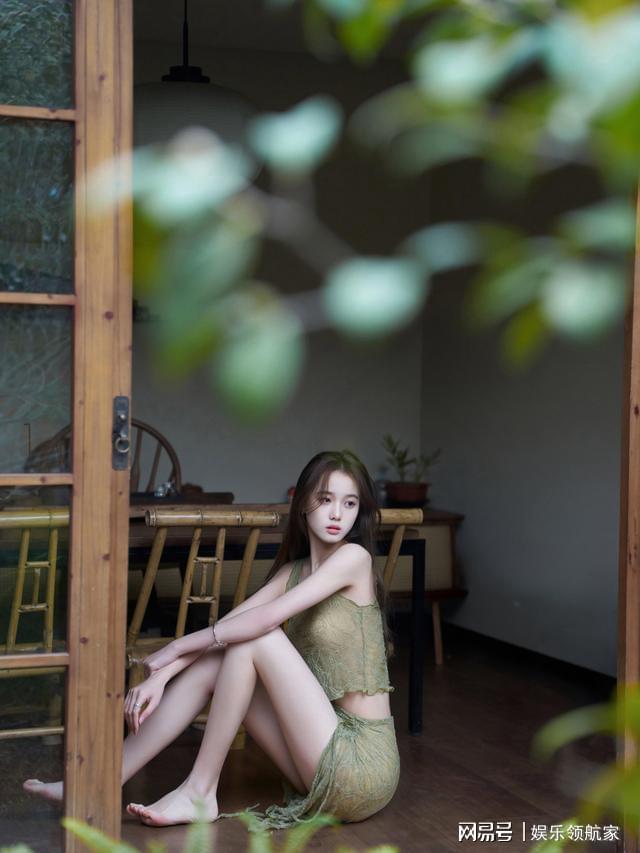  从专业角度拆解“纯欲美学”：主持人李瑜居家写真的视觉语言密码 文化旅游