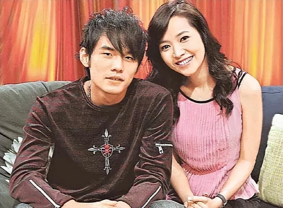  从天王前女友到央视春晚舞台：侯佩岑的逆龄人生方法论 娱乐新闻