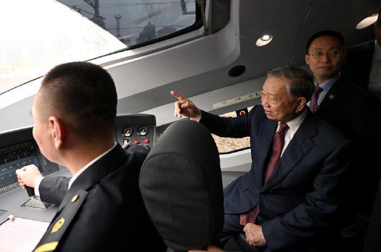  从“复兴号”车厢看中国高铁的技术跃迁与全球领跑密码 新闻